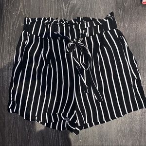 Simple b&w shorts